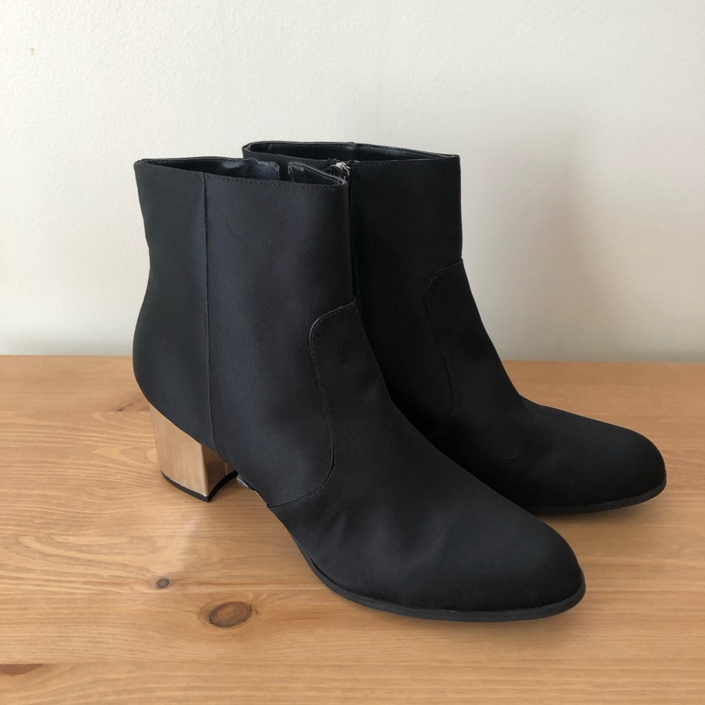 UNISA ankle booties